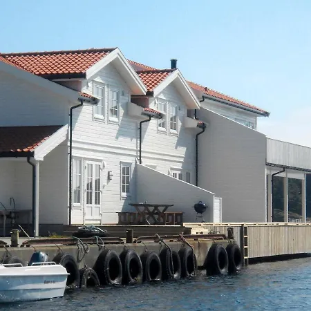 Three-bedroom Holiday In 1