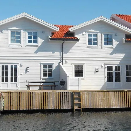 Three-bedroom Holiday In 1